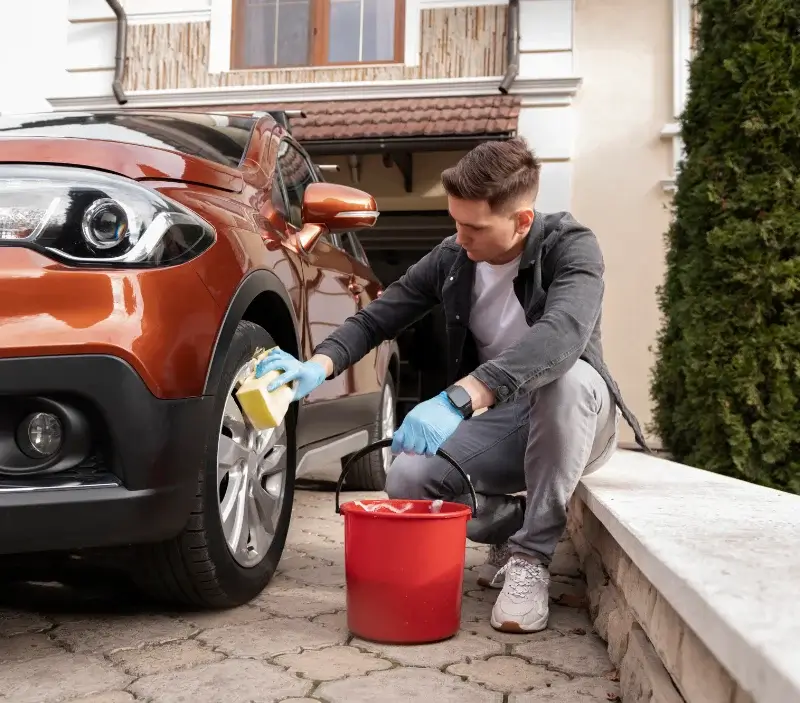 Lavage auto à domicile Souilhe : professionnel intervenant sur un véhicule